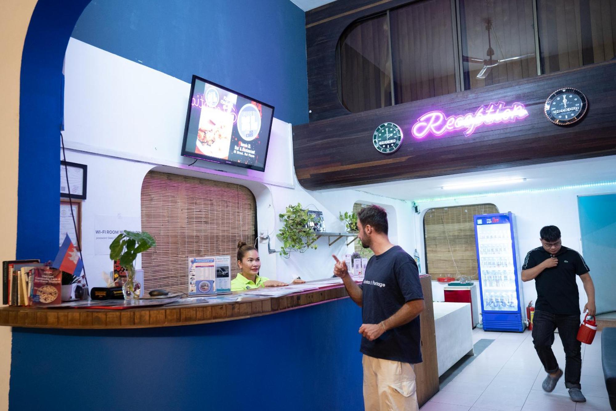 The Eighty8 Hostel Phnom Penh Exterior photo