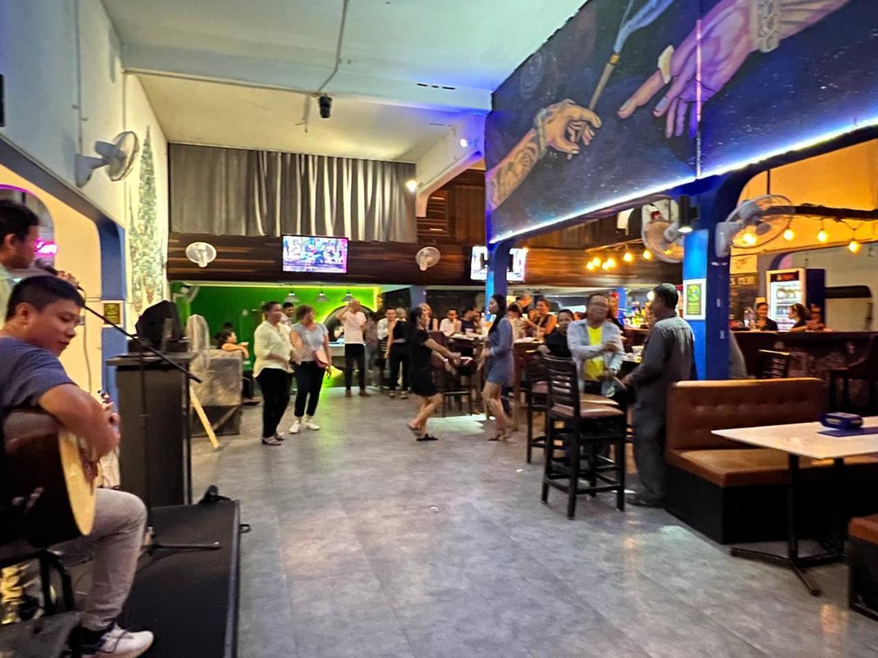 The Eighty8 Hostel Phnom Penh Exterior photo