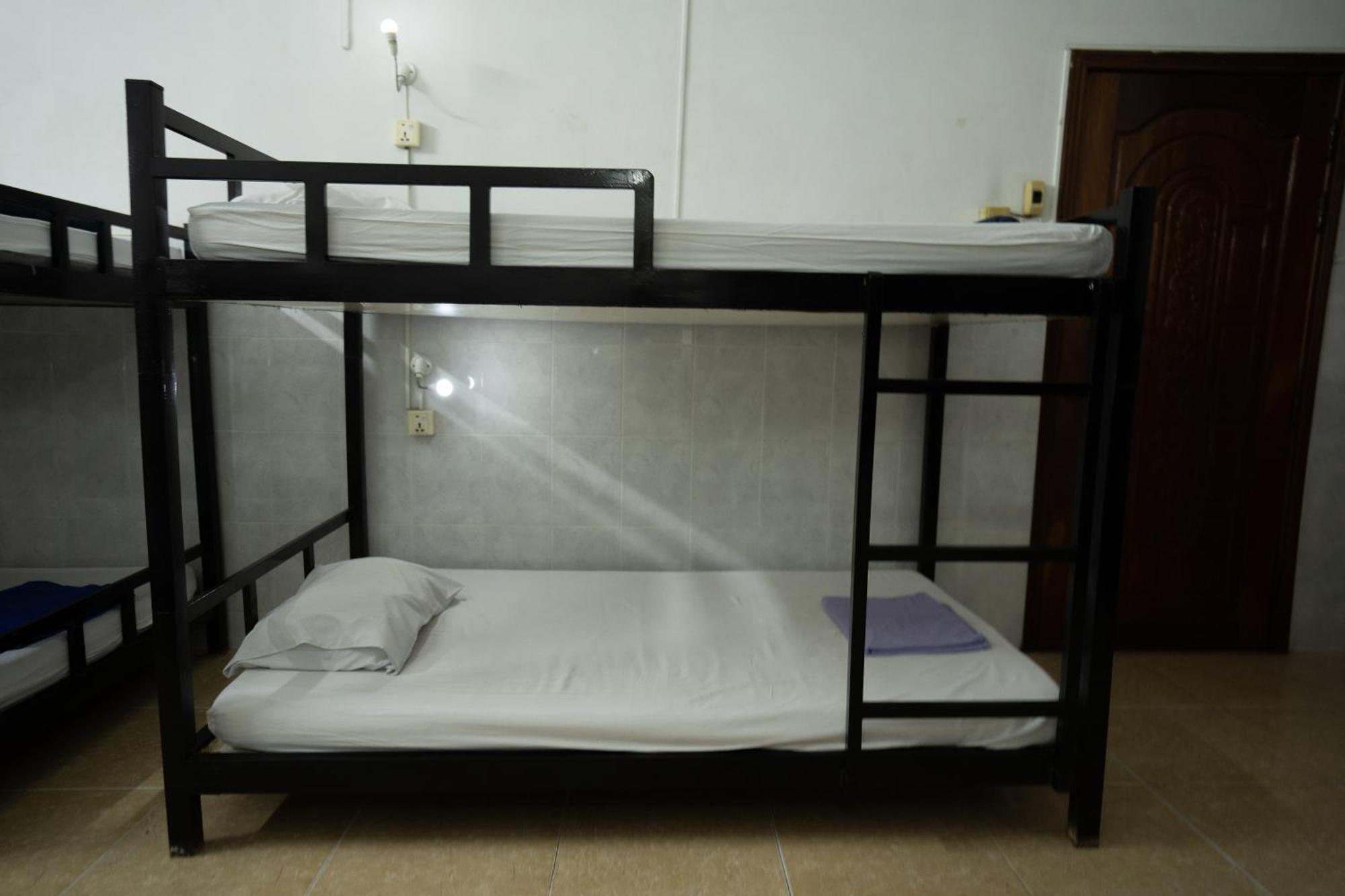 The Eighty8 Hostel Phnom Penh Exterior photo